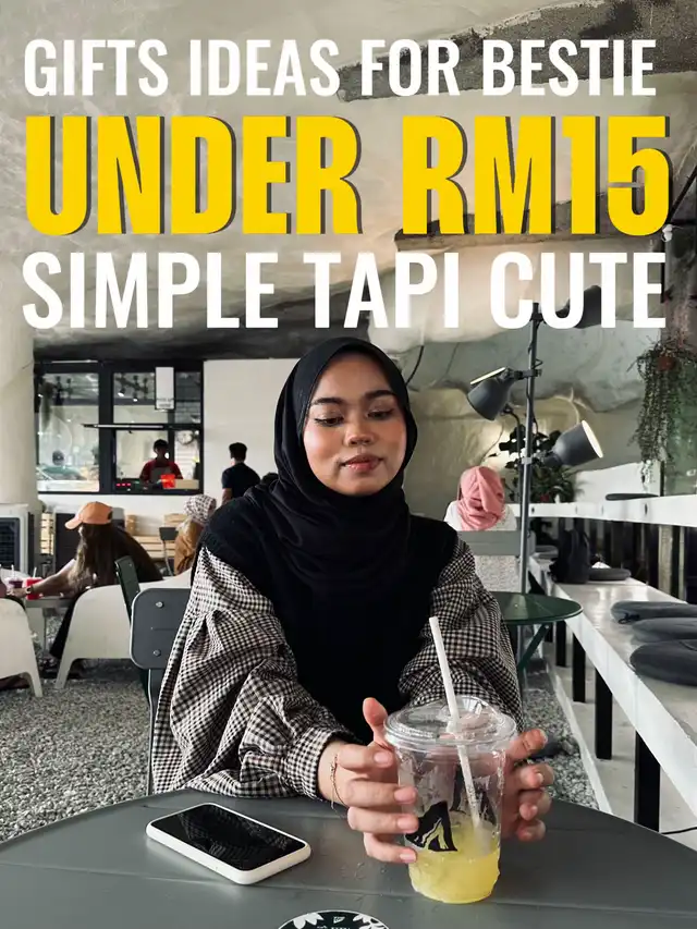 Seorang wanita bertudung hitam duduk di kafe, memegang minuman, dengan teks 'GIFTS IDEAS FOR BESTIE UNDER RM15 SIMPLE TAPI CUTE' sebagai tajuk utama.